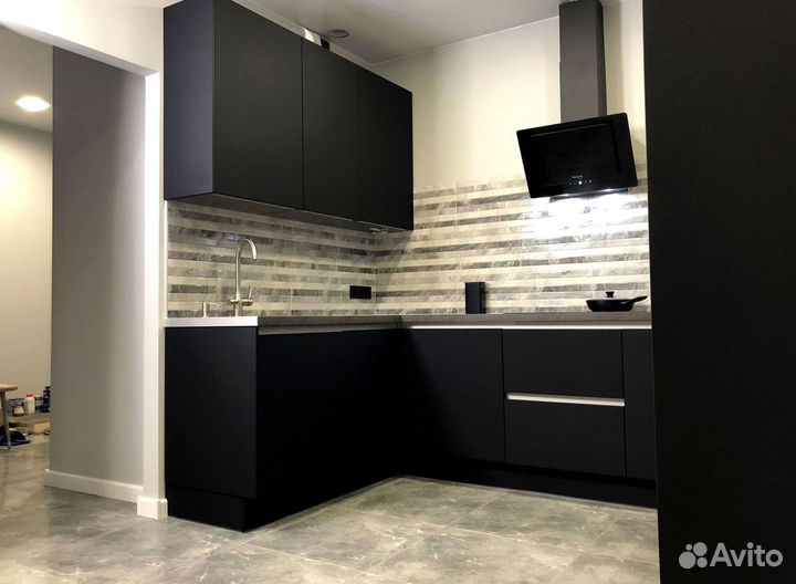 Кухня в потолок на заказ в Омске