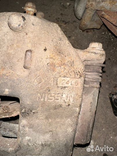 Суппорт передний правый Nissan Primera P12 1.6