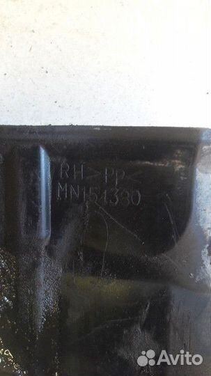 Пыльник двигателя правый Mitsubishi Lancer