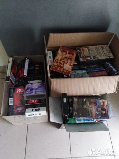 Видеокассеты VHS и DVD диски
