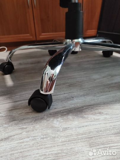 Компьютерное офисное кожаное кресло бу