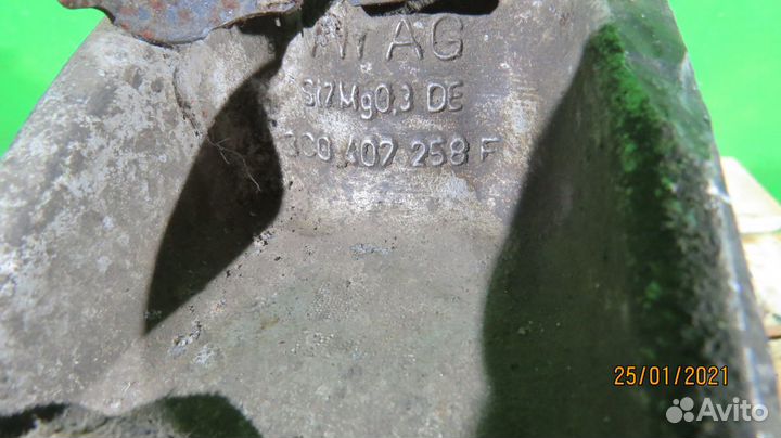 Кулак передний правый Volkswagen Passat B6