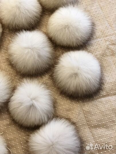 Помпоны из белого песца