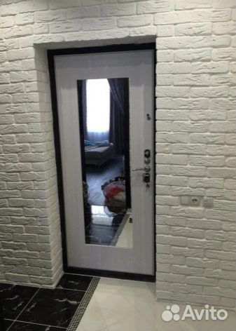 Входная дверь с зеркалом и бесплатной доставкой
