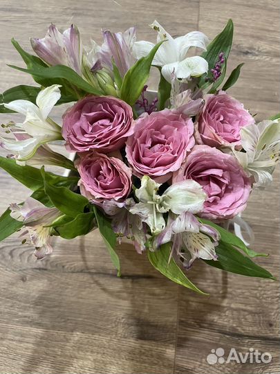 Живые цветы в корзинках