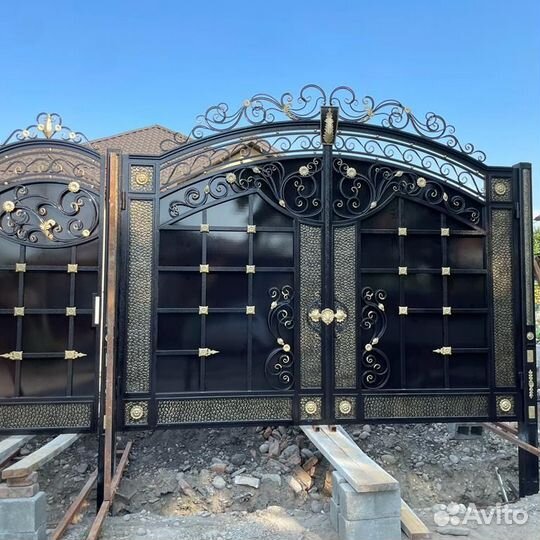 Кованые ворота и заборы навесов перилами