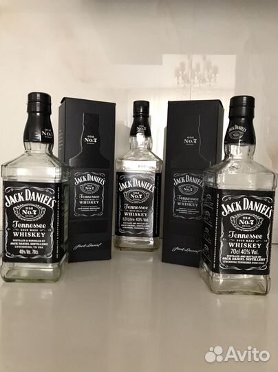 Пустые бутылки от виски Jack Daniel's