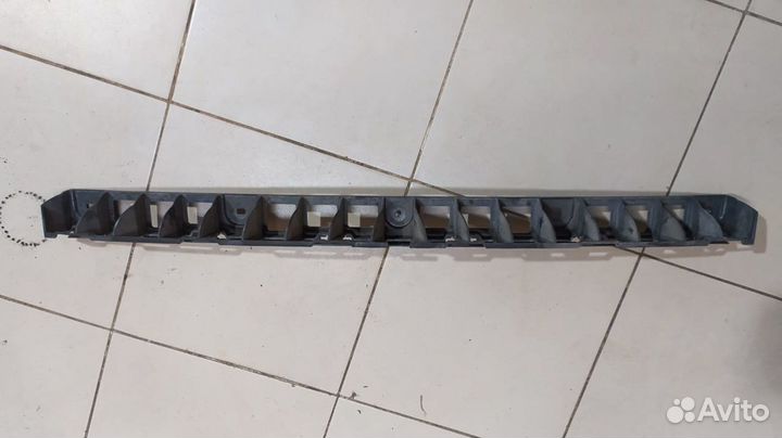 Направляющая заднего бампера Skoda Rapid