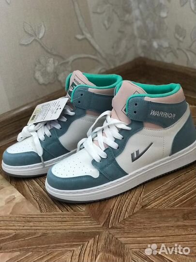 Кроссовки женские