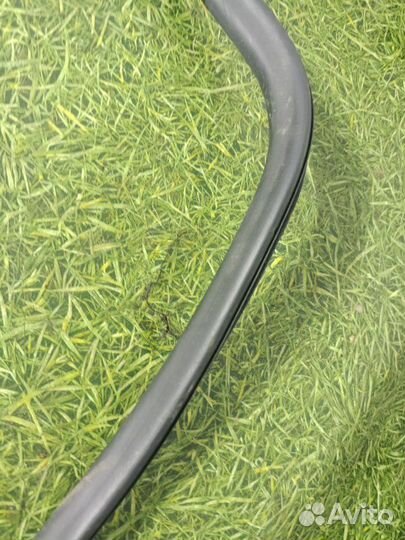 Уплотнительная резинка боковой двери задняя правая