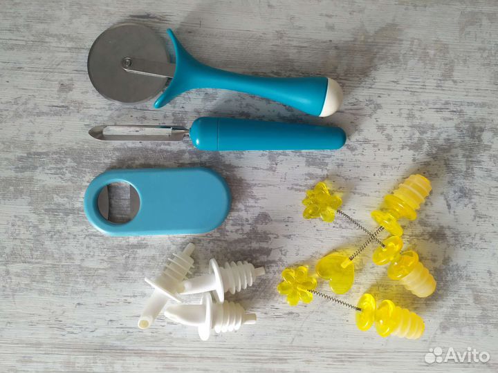 Овощерезка, нож для пиццы, пробки для бутылок IKEA