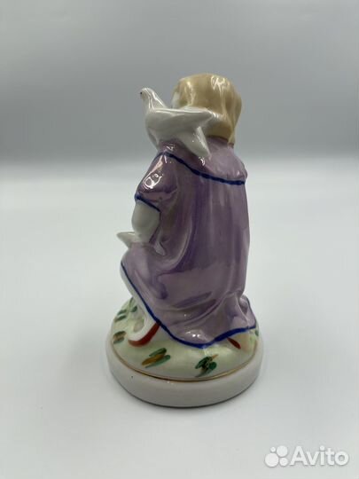 Фарфоровая статуэтка девочка кормит голубя зхк