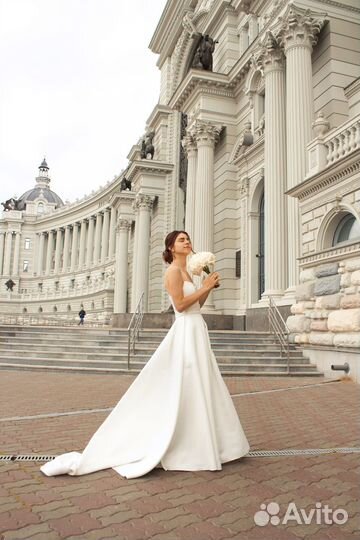 Свадебное платье со шлейфом 44 46