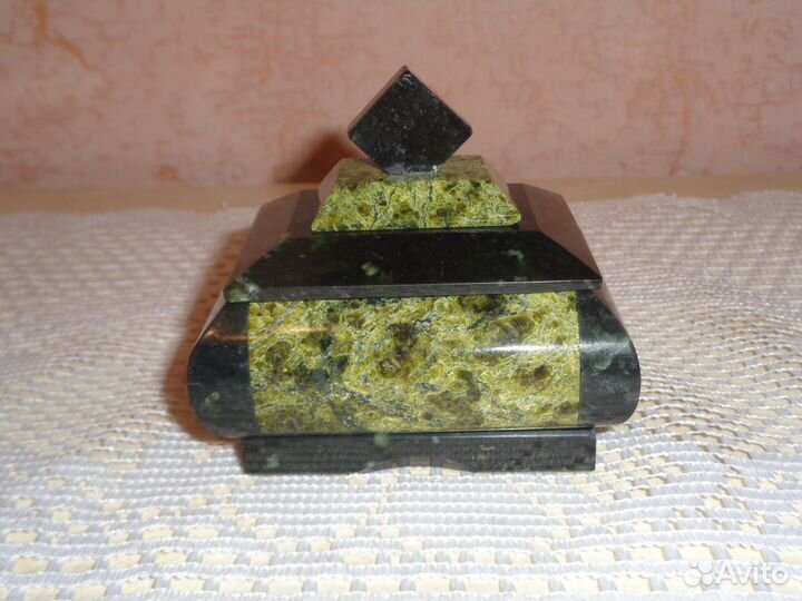 Шкатулка из змеевика