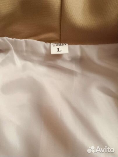 Бежевый жилет с поясом (размер L)