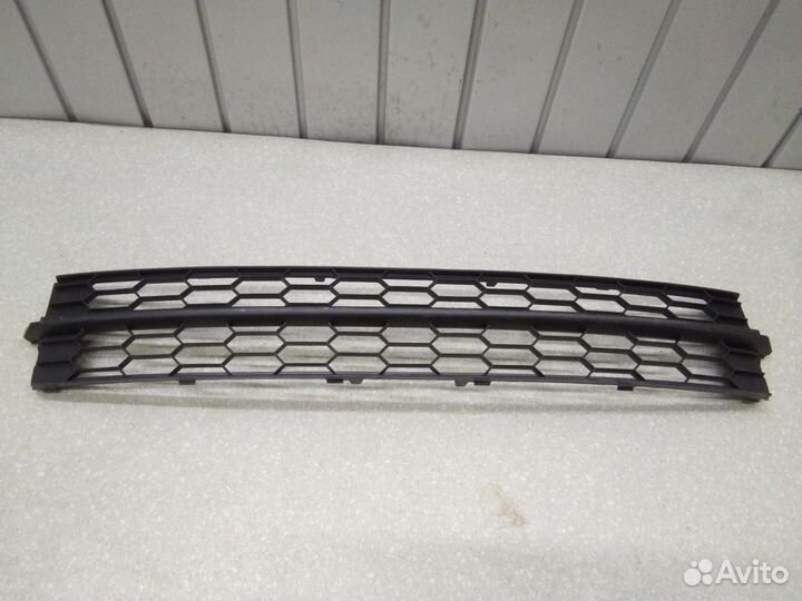 Решетка в бампер центральная Skoda Rapid 2013-2020