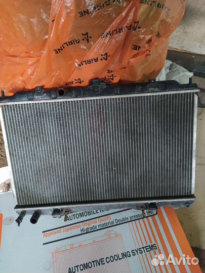 Радиатор охлаждения на Nissan Tino