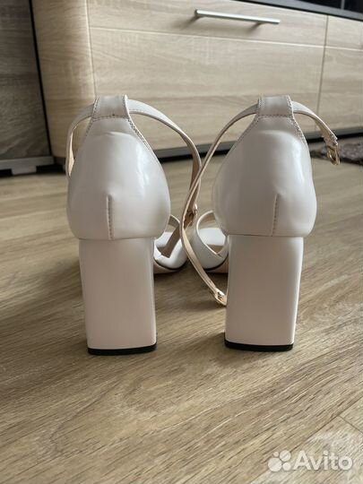 Туфли женские 37 размер белые