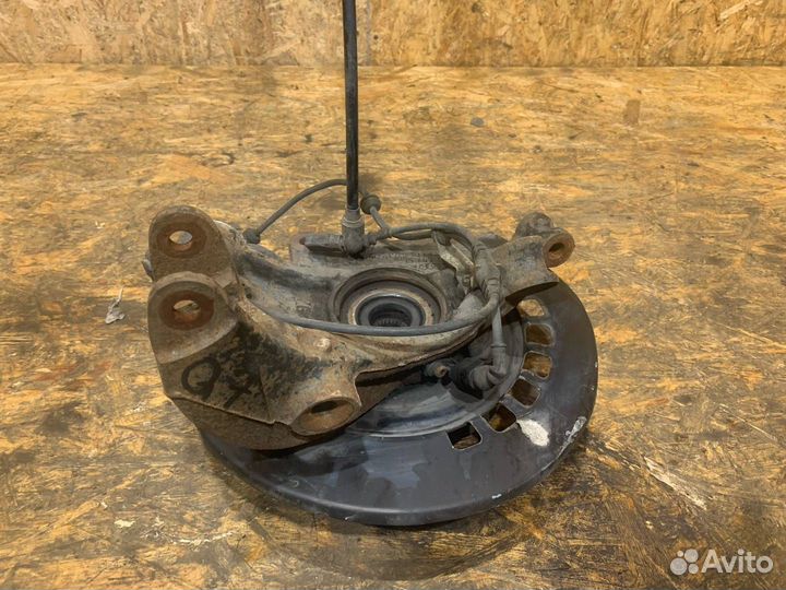 Кулак задний правый Audi Q7 4L 2008