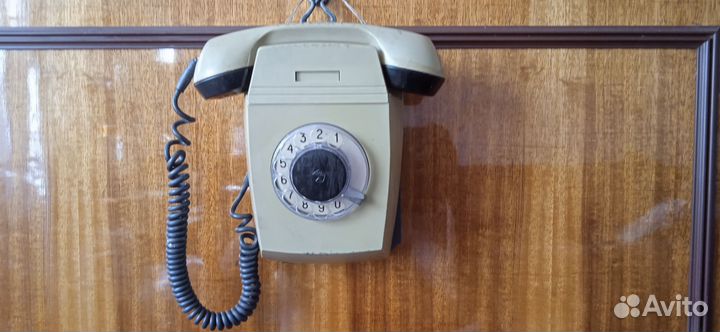 Старый стационарный телефон