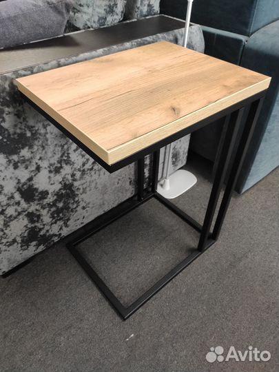 Стол к дивану новый