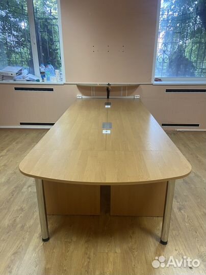 Офисный стол