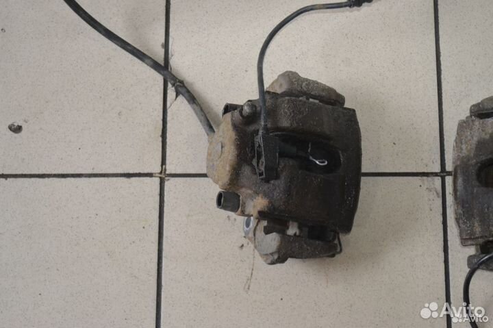 Тормозной суппорт передний правый Mercedes-Benz W2