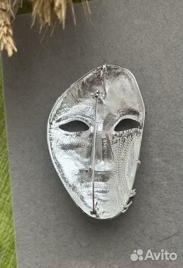Брошь маска