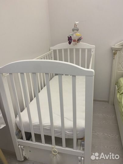 Детская кроватка с маятником и ящиком