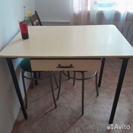 Стол кухонный