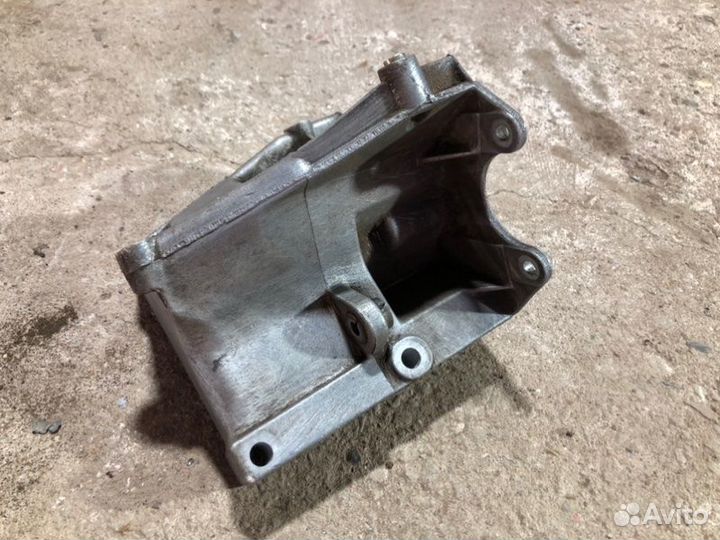 Кронштейн гидроусилителя руля Audi A8 D2/4D 2001