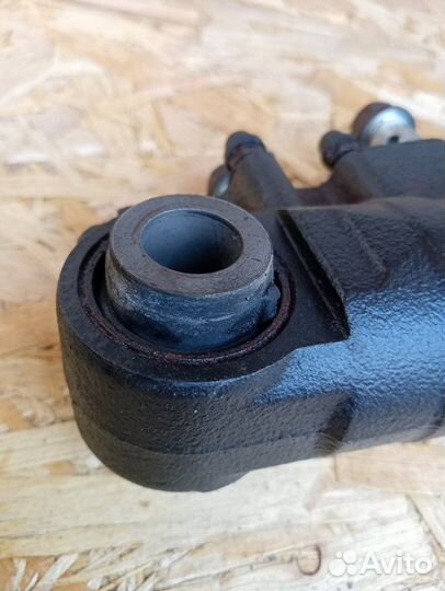 Цилиндр подъема кузова передний Toyota Land