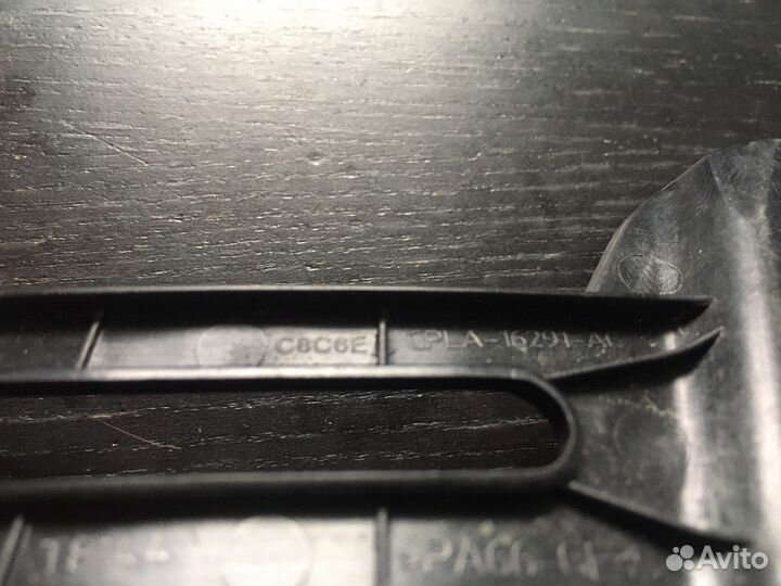 Кронштейн крепления крыла правый Range Rover L494