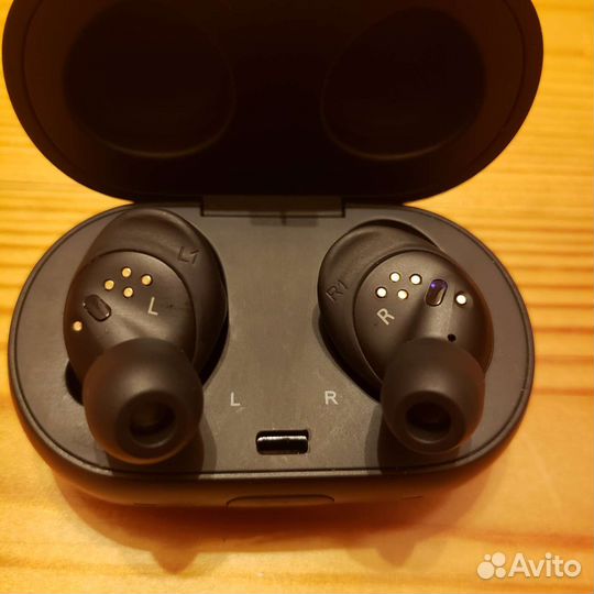 Беспроводные наушники samsung gear iconx b9a1