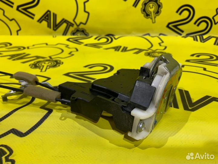 Замок двери передний правый Mitsubishi Outlander