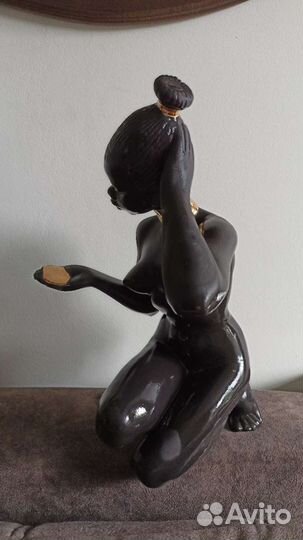 Африканка с зеркалом