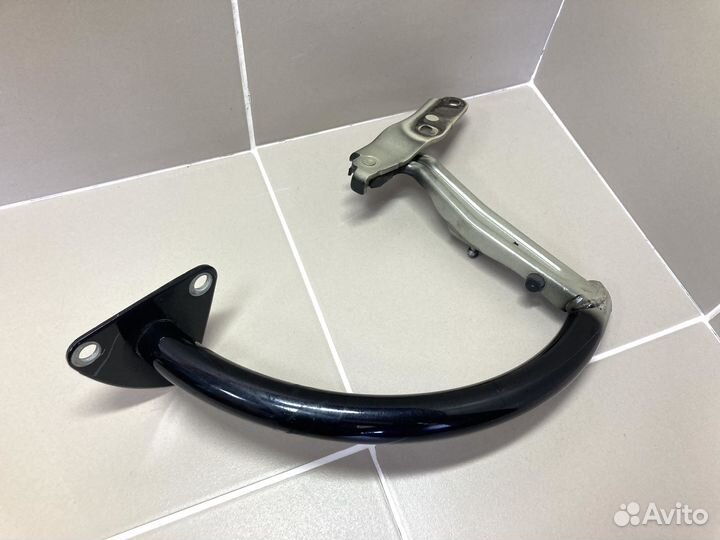 Петля крышки багажника