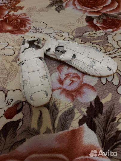 Сандали новые