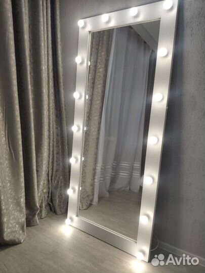Гримерное зеркало с лампочками
