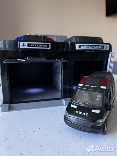 Игрушечный гараж с машинкой