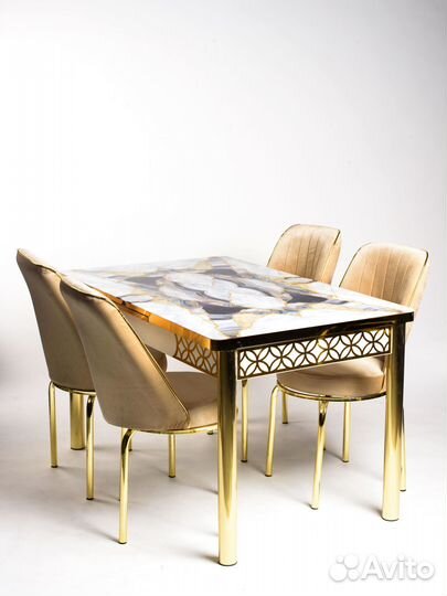 Стол со стульями на кухню