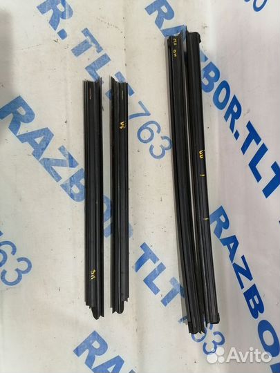 Уплотнитель стекла внутренний mazda 3 bm 1.6 ат се