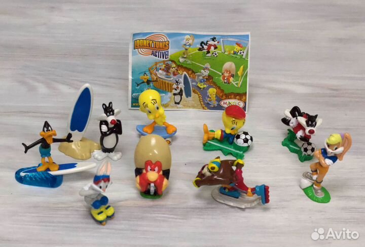 Игрушки из киндера серия Looney Tunes Active