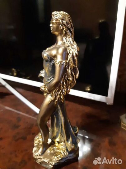 Статуетка фортуна из мрамора