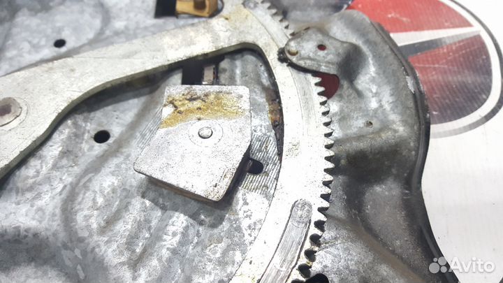 Стеклоподъемник задний правый на BMW E32