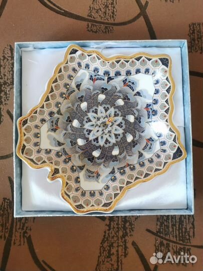 Фарфоровая тарелка