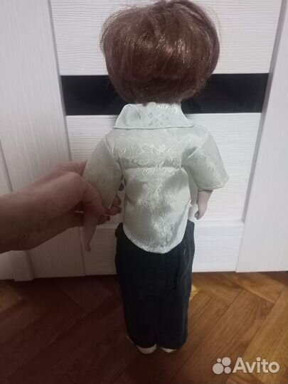 Кукла фарфоровая