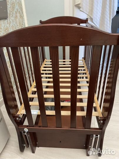 Детская кроватка с маятником и ящиком