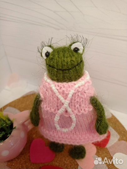 Лягушка игрушка вязаная брелок