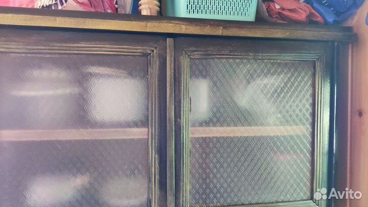 Старинный антикварный шкаф буфет